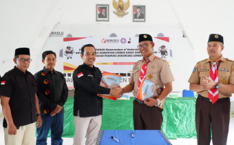 Ketua Bawaslu Lombok Barat, Rizal Umami (baju hitam) Melakukan Penyerahan Dokumen MoU. 29/01/2026