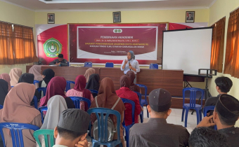 Hesty Rahayu(Kordiv HPS) Bawaslu Lobar Sedang Menyampaikan Materi pada Mahasiswa STISDA Beremi. Senin 09/02/2026