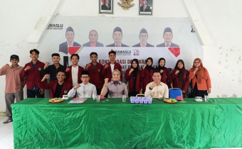 Foto Bersama Kegiatan Konsolidasi Demokrasi bersama civitas akademika  mahasiswa Program Studi Hukum Tata Negara STISDA Darussalam Bermi