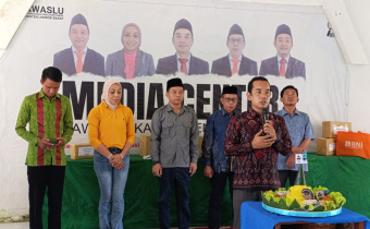 Ketua Bawaslu Lomnok Barat, Rizal Umami (Paling Depan) Menyampaikan Sambutan dan Ucapan HUT Bawaslu Ke 18 di Aula Kantor Bawaslu Lobar. 09/04/2026