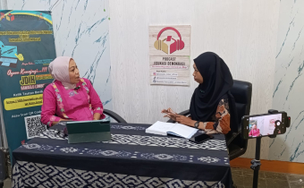 Anggota Bawaslu Lobar Hesty Rahayu dalam Podcast Edukasi demokrasi.21/04/26