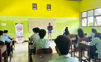 Ketua Bawaslu Lombok Barat, Rizal Umami( Batik hitam) Dalam Penyampaian Materi dalam Progam "Bawaslu Sapa Gen Z" di SMAN 1 Kediri Lombok Barat.29/04/2026