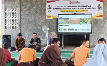 Samsul Hadi, Anggota Bawaslu Lombok Barat Menyampaikan Materi dalam Kegiatan Fasilitasi Penguatan Pengawasan Kepemiluan bagi Penyandang Disabilitas di SLBN 2 Lombok Barat pada Kamis, 30 April 2026
