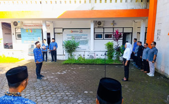 Hesty Rahayu(Kordiv HPS) baju Putih menyampaikan amanat dalam Apel Peringatan Hari Lahir Pancasila. Senin 01/06/2026