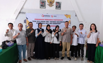 Pemakaian Nametag Secara Simbolis 3 Perwakilqn peserta P2P Bawaslu Lobar. Rabu 10 Juni 2026 di Aula Kantor Bawaslu Lobar