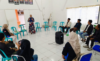 Anggota Bawaslu Lobar, Hesty Rahayu, dalam Penyampaian materi pada diskusi keperempuanan yang digelar oleh Pengurus Pusat Front Mahasiswa Lombok Barat (PP FM Lobar), Senin (22/6/2026)