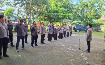 Anggota Bawaslu Kabupaten Lombok Barat, Samsul Hadi, S.Pd., selaku pembina apel 27 Juli 2026
