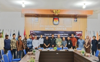 Anggota Bawaslu Lombok Barat Hesty Rahayu & Abdurrahman foto bersama dalam kegiatan Forum Konsultasi Publik (FKP) Evaluasi Standar Pelayanan di Lingkungan Komisi Pemilihan Umum (KPU) Kabupaten Lombok Barat Tahun 2026 yang diselenggarakan di Ruang Rapat KPU Kabupaten Lombok Barat, Rabu (29/7/2026)