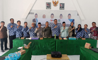 Ketua dan Anggota Bawaslu Lobar Foto bersama pasca Rapat koordinasi bersama Dinas Kependudukan dan Pencatatan Sipil (Dukcapil) Kabupaten Lombok Barat dalam rangka pembahasan hasil uji petik Pemutakhiran Data Pemilih Berkelanjutan (PDPB), Kamis (6/8/2026)