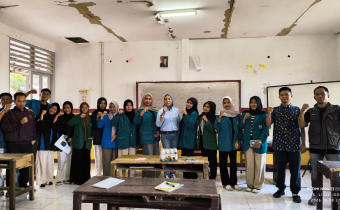 Anggota Bawaslu Lombok Barat, Hesty Rahayu melakukan Foto bersama dalam kegiatan “Gender dan Feminisme dalam Demokrasi di Indonesia”, yang berlangsung di Pondok Pesantren Najmul Huda, Banyu Urip, pada Sabtu (8/8/2026).