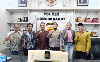 Foto Bersama Ketua dan Anggota Badan Pengawas Pemilihan Umum (Bawaslu) Kabupaten Lombok Barat  dalam  kunjungan dan koordinasi ke Polres Lombok Barat, Kamis (20/8/2026).