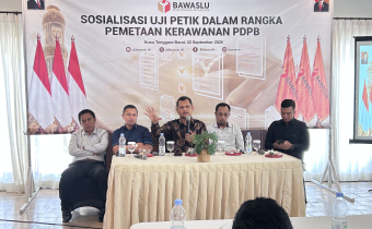 Ketua Bawaslu NTB, Intratif (sedang berbicara) di acara Sosialisasi Uji Petik dalam rangka Riset Pemetaan Kerawanan Isu Strategis Pemutakhiran Data Pemilih Berkelanjutan (PDPB) Tahun 2026 yang diselenggarakan oleh Pusat Penelitian Pengembangan Pendidikan dan Pelatihan (Puslitbangdiklat) Bawaslu RI di Roemah Langko, Jalan Langko No. 68, Pejeruk, Kecamatan Ampenan, Kota Mataram, Selasa (22/9/2026)