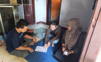 Anggota Bawaslu Lobar, Samsul Hadi saat Melakukan Ujipetik terhadap PDPB di Desa Terong Tawah, Lombok Barat