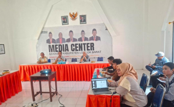 Badan Pengawas Pemilihan Umum (Bawaslu) Kabupaten Lombok Barat melaksanakan kegiatan diskusi seputar literasi demokrasi yang dihadiri oleh Ketua dan Anggota Bawaslu Kabupaten Lombok Barat, Koordinator Sekretariat, serta jajaran staf. Kegiatan berlangsung di Aula Kantor Bawaslu Kabupaten Lombok Barat.24/09/2026 