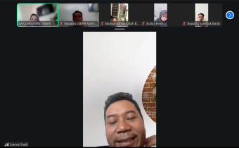 Samsul Hadi, Anggota Bawaslu Kabupaten Lombok Barat dalam rapat diskusi secara daring melalui Zoom Meeting pada Jumat (9/10/2026)