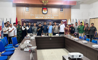 Foto Bersama  Paca Rapat Pleno Terbuka Rekapitulasi PDPB Triwulan III Tahun 2026 yang diselenggarakan Komisi Pemilihan Umum (KPU) Kabupaten Lombok Barat, Rabu (30/9/2026)