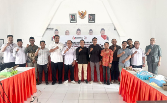 Ketua & Anggota Bawaslu Lombok Barat saat Foto Bersama Konsolidasi Demokrasi dalam rangka Kolaborasi Data Uji Petik Pemutakhiran Data Pemilih Berkelanjutan (PDPB) Triwulan IV Tahun 2026, bertempat di Aula Kantor Bawaslu Kabupaten Lombok Barat.7 Oktober 2026