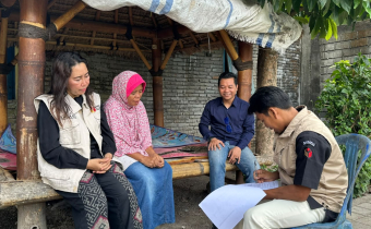 Kepala Bagian Pencegahan, Partisipasi Masyarakat, dan Hubungan Masyarakat (P2H) Bawaslu Provinsi NTB, Ida Ayu Wayan Manik Kurniati & Anggota Bawaslu Kabupaten Lombok Barat saat kegiatan uji petik Pemutakhiran Data Pemilih Berkelanjutan (PDPB) di Kelurahan Gerung Utara, Kecamatan Gerung, Kamis (8/10/2026)