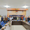Anggota Bawaslu Lombok Barat Hesty Rahayu & Abdurrahman foto bersama dalam kegiatan Forum Konsultasi Publik (FKP) Evaluasi Standar Pelayanan di Lingkungan Komisi Pemilihan Umum (KPU) Kabupaten Lombok Barat Tahun 2026 yang diselenggarakan di Ruang Rapat KPU Kabupaten Lombok Barat, Rabu (29/7/2026)